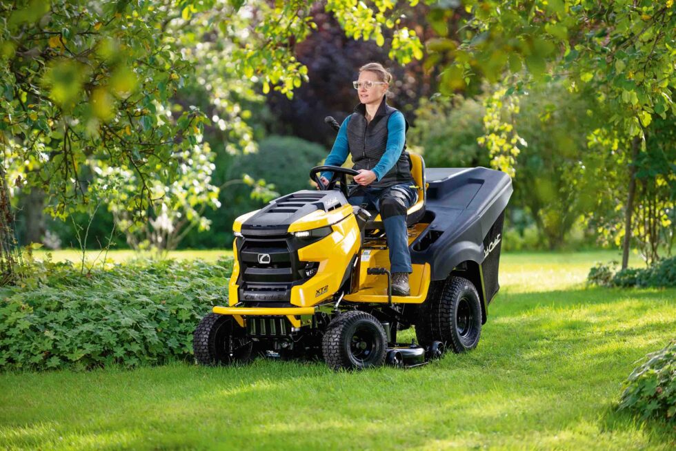 Cub Cadet 1023 XT2 powerful mower features a 42″ Robotically Welded Steel Deck