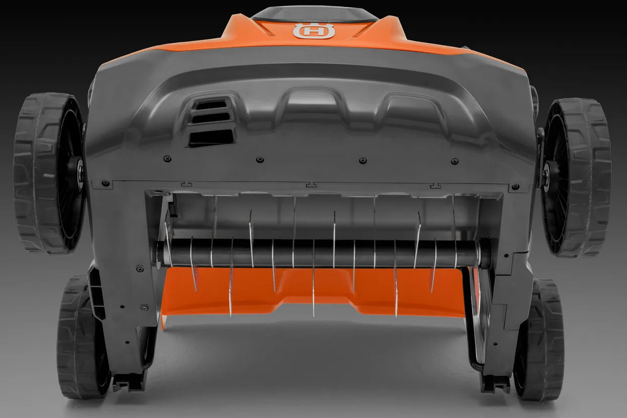 Husqvarna S 138i Efficient, battery-powered scarifier with 2-in-1 function