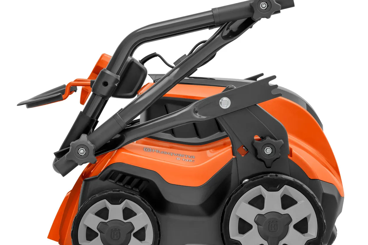 Husqvarna S 138i Efficient, battery-powered scarifier with 2-in-1 function